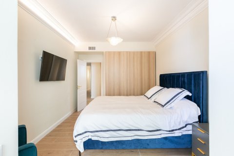 Apartamento de 4 dormitorios en venta en Barcelona, Cataluña, Spain № 1501 - foto 17
