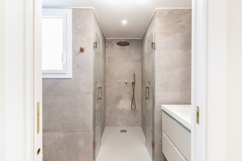 Apartamento de 4 dormitorios en venta en Barcelona, Cataluña, Spain № 1501 - foto 15
