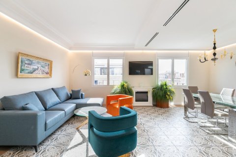 Apartamento de 4 dormitorios en venta en Barcelona, Cataluña, Spain № 1501