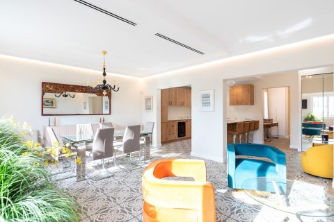 Apartamento de 4 dormitorios en venta en Barcelona, Cataluña, Spain № 1501 - foto 3