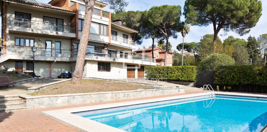 Villa de 8 dormitorios en venta en Sant Cugat del Vallès, Barcelona, Cataluña, Spain № 4419