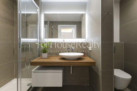 Apartamento de 3 dormitorios en venta en Barcelona, Cataluña, Spain № 2346 - foto 17