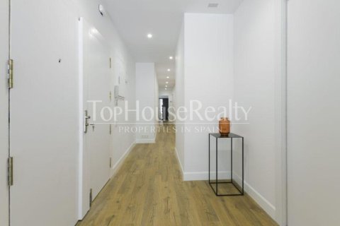 Apartamento de 3 dormitorios en venta en Barcelona, Cataluña, Spain № 2346 - foto 8