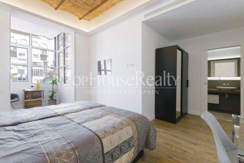 Apartamento de 3 dormitorios en venta en Barcelona, Cataluña, Spain № 2346 - foto 16