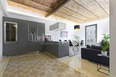Apartamento de 3 dormitorios en venta en Barcelona, Cataluña, Spain № 2346 - foto 2