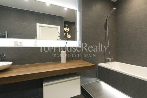 Apartamento de 3 dormitorios en venta en Barcelona, Cataluña, Spain № 2346 - foto 9
