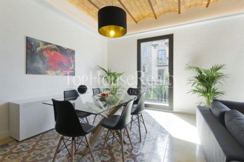 Apartamento de 3 dormitorios en venta en Barcelona, Cataluña, Spain № 2346