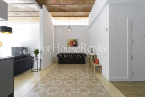 Apartamento de 3 dormitorios en venta en Barcelona, Cataluña, Spain № 2346 - foto 3