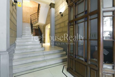 Apartamento de 3 dormitorios en venta en Barcelona, Cataluña, Spain № 2346 - foto 18