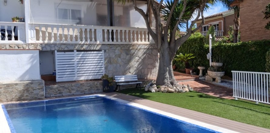 Casa adosada de 5 dormitorios en venta en Castelldefels, Barcelona, Cataluña, Spain № 8343