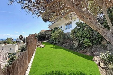 Купить дом в Кабрильс, Испания с 5 комнат, 376м², № 8450 - фото 3