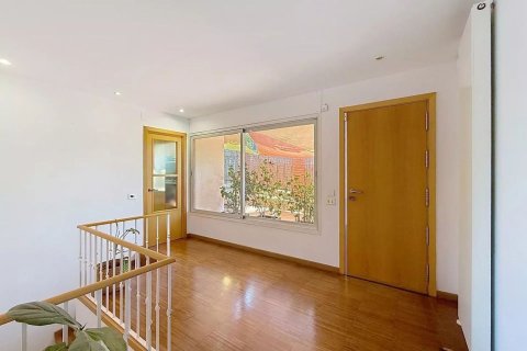 Купить дом в Кабрильс, Испания с 5 комнат, 376м², № 8450 - фото 7
