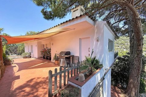 Купить дом в Кабрильс, Испания с 5 комнат, 376м², № 8450 - фото 4