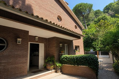 Сasa de 5 dormitorios en venta en Cabrils, Barcelona, Cataluña, Spain № 8451 - foto 9