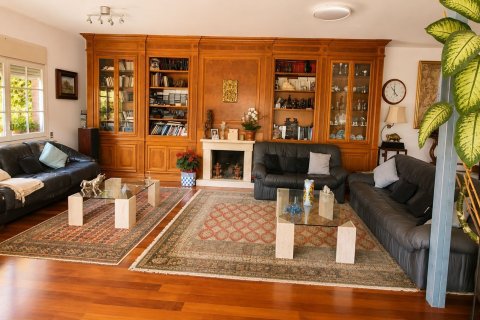 Сasa de 5 dormitorios en venta en Cabrils, Barcelona, Cataluña, Spain № 8451 - foto 14