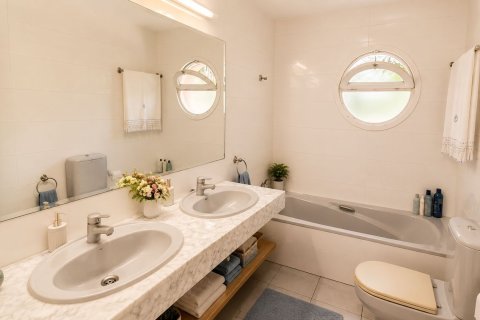 Сasa de 5 dormitorios en venta en Cabrils, Barcelona, Cataluña, Spain № 8451 - foto 24