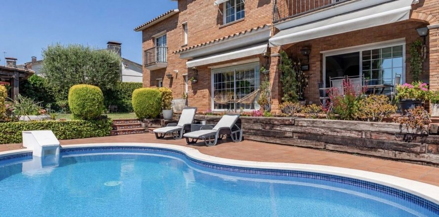 Сasa de 5 dormitorios en venta en Cataluña, Spain № 8449