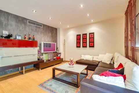 Apartamento de 4 dormitorios en venta en Barcelona, Cataluña, Spain № 8448 - foto 4