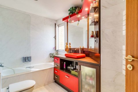 Apartamento de 4 dormitorios en venta en Barcelona, Cataluña, Spain № 8448 - foto 14
