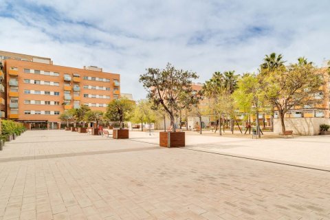 Apartamento de 4 dormitorios en venta en Barcelona, Cataluña, Spain № 8448 - foto 22