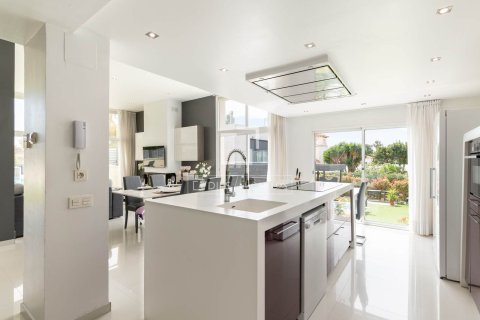 Villa de 8 dormitorios en venta en Castelldefels, Barcelona, Cataluña, Spain № 3903 - foto 15