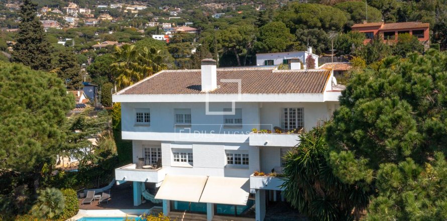 Villa de 5 dormitorios en venta en Cabrils, Barcelona, Cataluña, Spain № 3900