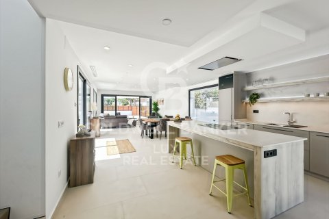 Villa de 4 dormitorios en venta en Empuriabrava, Gerona, Cataluña, Spain № 7734 - foto 28