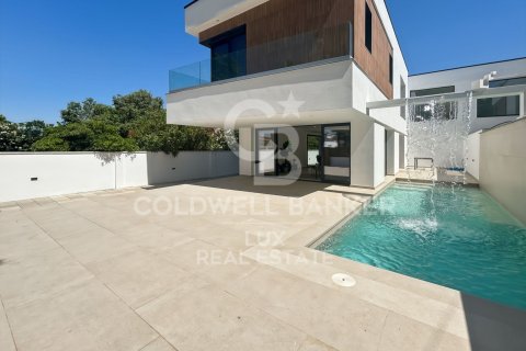 Villa de 4 dormitorios en venta en Empuriabrava, Gerona, Cataluña, Spain № 7734