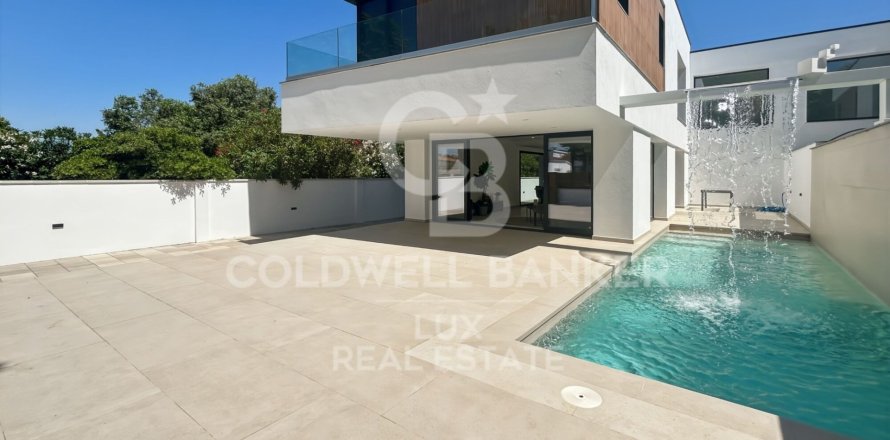 Villa de 4 dormitorios en venta en Empuriabrava, Gerona, Cataluña, Spain № 7734