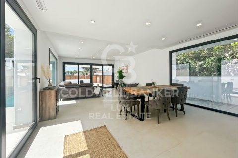 Villa de 4 dormitorios en venta en Empuriabrava, Gerona, Cataluña, Spain № 7734 - foto 30