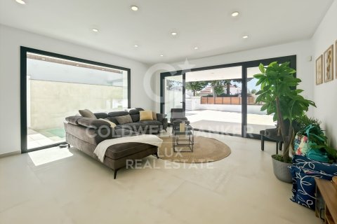 Villa de 4 dormitorios en venta en Empuriabrava, Gerona, Cataluña, Spain № 7734 - foto 24
