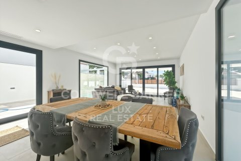 Villa de 4 dormitorios en venta en Empuriabrava, Gerona, Cataluña, Spain № 7734 - foto 25