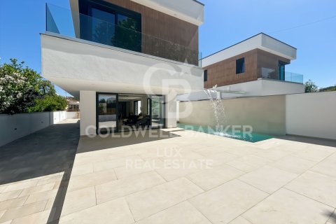 Villa de 4 dormitorios en venta en Empuriabrava, Gerona, Cataluña, Spain № 7734 - foto 2