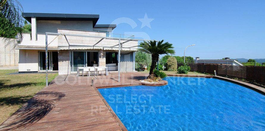 Villa de 5 dormitorios en venta en Cerdanyola del Vallès, Barcelona, Cataluña, Spain № 7738