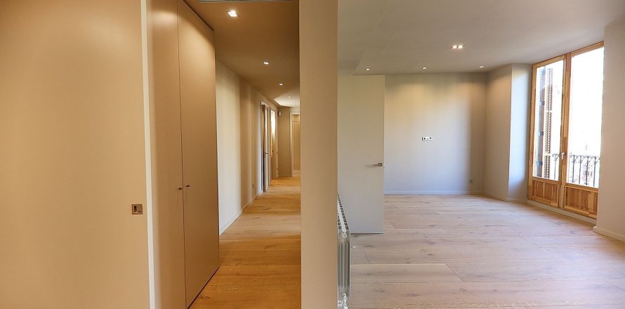 2 bedrooms apartment for sale in Ciutat Vella, Barcelona, Catalonia, Spain № 2463
