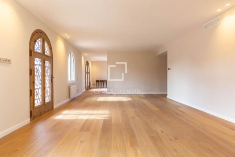 Villa de 5 dormitorios en venta en Sant Just Desvern, Barcelona, Cataluña, Spain № 3868 - foto 22