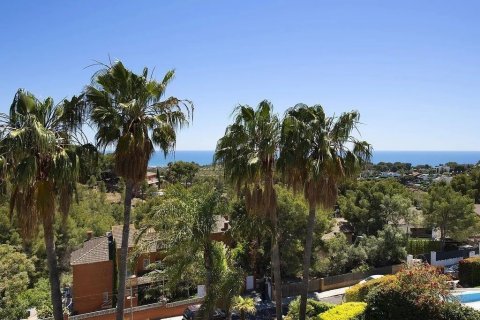Сasa de 4 dormitorios en venta en Castelldefels, Barcelona, Cataluña, Spain № 1404 - foto 16