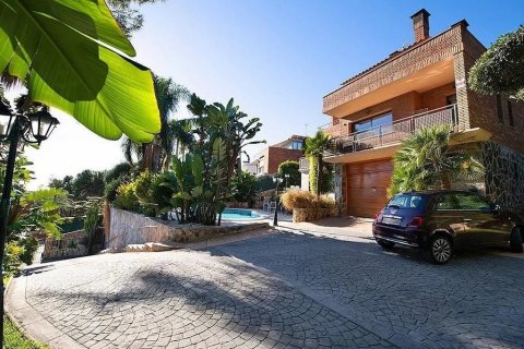 Сasa de 5 dormitorios en venta en Castelldefels, Barcelona, Cataluña, Spain № 1406 - foto 4
