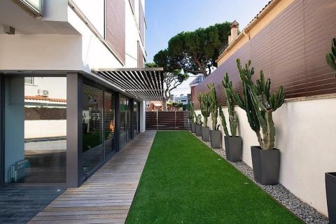 Сasa de 4 dormitorios en venta en Castelldefels, Barcelona, Cataluña, Spain № 1405 - foto 2