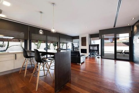 Сasa de 4 dormitorios en venta en Castelldefels, Barcelona, Cataluña, Spain № 1405 - foto 8