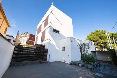 Сasa de 4 dormitorios en venta en Castelldefels, Barcelona, Cataluña, Spain № 1405 - foto 4
