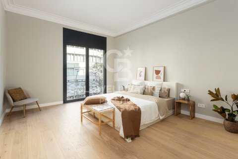 Apartamento de 5 dormitorios en venta en Barcelona, Cataluña, Spain № 7740 - foto 4
