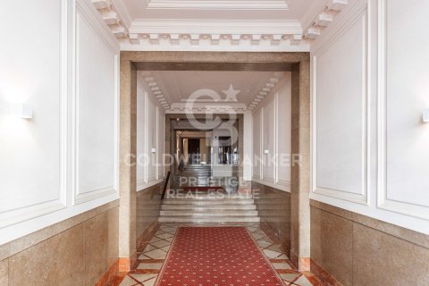 Apartamento de 5 dormitorios en venta en Barcelona, Cataluña, Spain № 7740 - foto 2