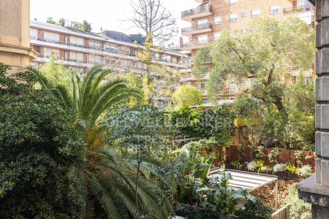 Apartamento de 5 dormitorios en venta en Barcelona, Cataluña, Spain № 7740 - foto 11